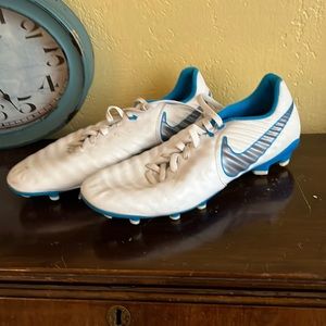 Nike tiempo soccer cleats size 8